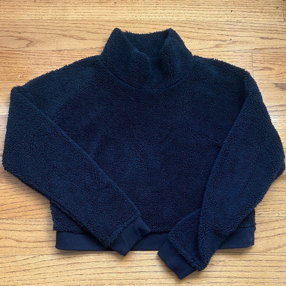 Women's beyond yoga cropped navy fuzzy sweatshirt